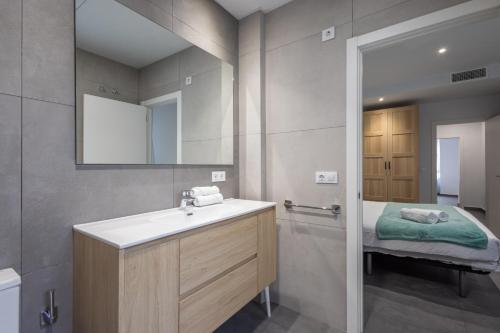 y baño con lavabo y espejo. en FLORIT FLATS - The Patraix Apartments, en Valencia