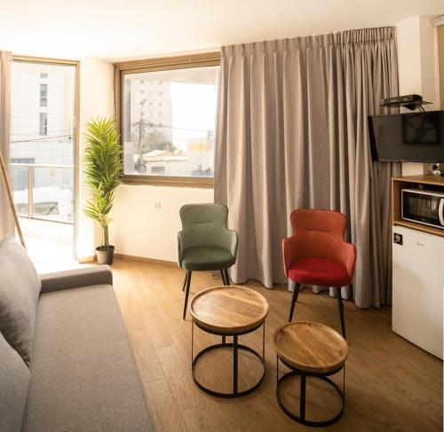 een woonkamer met 3 stoelen en een bank bij Sublet TLV 270 in Tel Aviv