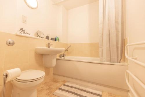 ein Badezimmer mit einem WC, einem Waschbecken und einer Badewanne in der Unterkunft Cosy, Modern City Centre Apartment Free Parking in Leicester