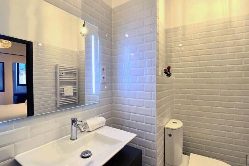 圖盧茲的住宿－Le T2 Capitole - Hypercentre - Metro - Wifi，白色的浴室设有水槽和镜子