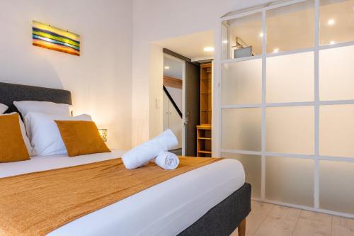 - une chambre avec un grand lit et une porte coulissante en verre dans l'établissement Spacious Duplex in the Heart of Cannes, à Cannes
