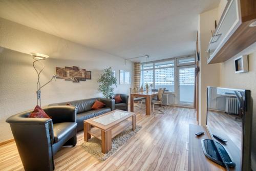 een woonkamer met een bank en een tafel bij Ferienpark - Haus N, App 0N0301 in Heiligenhafen