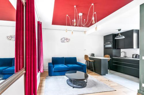 un salon avec un canapé bleu et une table dans l'établissement Gros Caillou - Monttessuy 1bdr by B'Your Home, à Paris