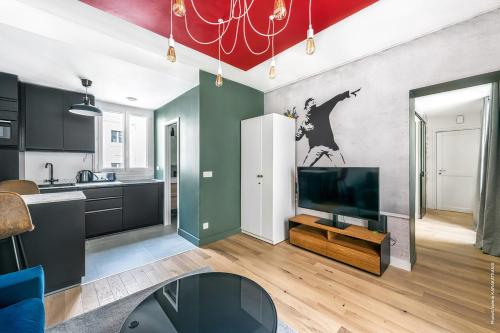 Il comprend un salon avec une télévision et une cuisine. dans l'établissement Gros Caillou - Monttessuy 1bdr by B'Your Home, à Paris