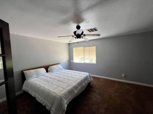 En eller flere senge i et værelse på NEW!! Caramelize Life With A Stay At Carmel Shores 3D