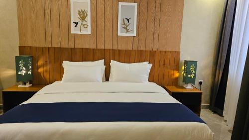 Postel nebo postele na pokoji v ubytování Grik Hotel - Entebbe