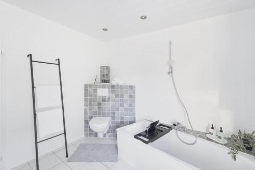 Et badeværelse på Quiet 2-room apartment with separate entrance