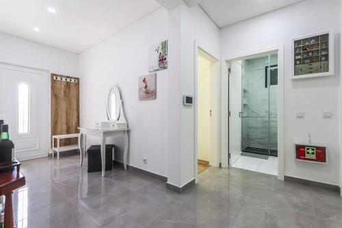 bagno con doccia, lavandino e specchio di Vita Portucale ! Casa do Vale with Terrace a São João da Talha