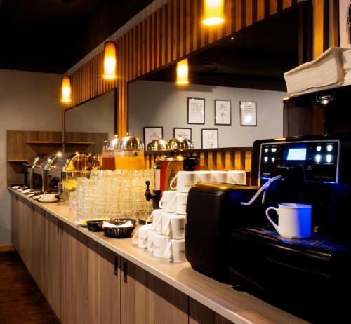 Set per la preparazione di tè e caffè presso Hit Hotel