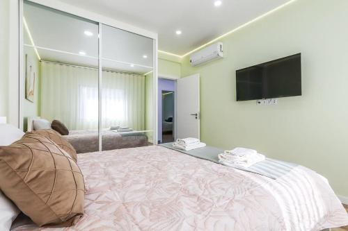 una camera con un grande letto e una televisione di Vita Portucale ! Casa do Vale with Terrace a São João da Talha