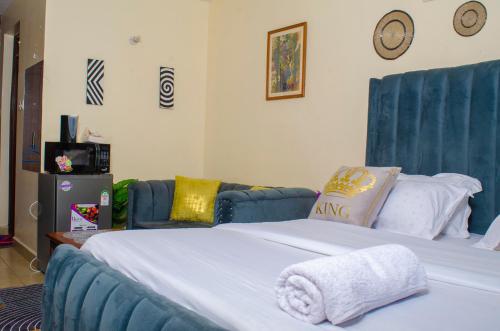 - une chambre avec un lit et un canapé dans l'établissement Sefa Airbnb, à Ruaka