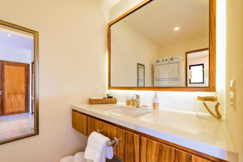 un baño con lavabo y espejo en 3031 - Agaves 102, en Santa Cruz Huatulco