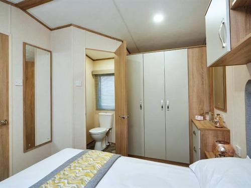 1 dormitorio con 1 cama y baño con aseo en Pass the Keys Beautiful Cosy Holiday Home in Gorgeous Location en Beattock