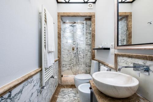 a bathroom with a sink and a toilet at Glimpse Hotel in Florence