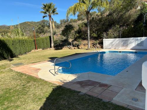 uma piscina no quintal de uma casa em Hidden Gem Bed& Breakfast Estepona Hills em Estepona