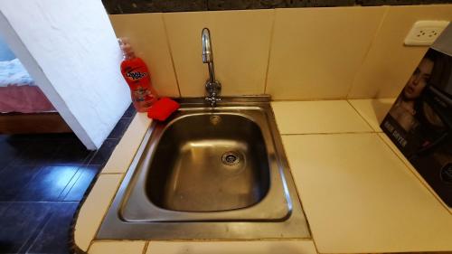 a kitchen sink with a fire extinguisher in it at Alma de cedrela in Puerto Ayora