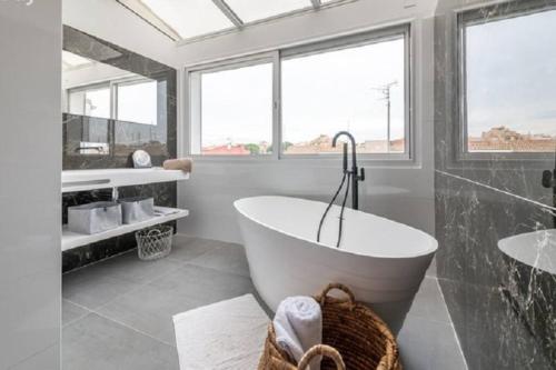une salle de bain avec une baignoire et une fenêtre dans l'établissement Marina Victoria, au Cap d'Agde