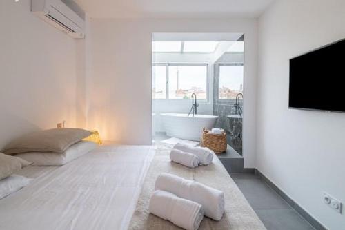 Elle comprend une télévision et une salle de bains blanche pourvue d'une baignoire. dans l'établissement Marina Victoria, au Cap d'Agde