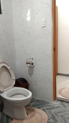 ELEN INN - Malapascua Island Air-conditioned Room2にあるバスルーム
