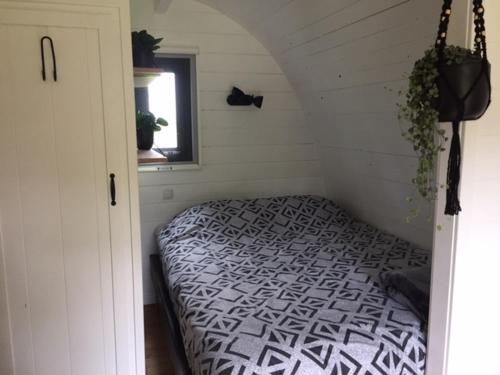 1 dormitorio con 1 cama en una habitación con ventana en Ite, sliepe en geniete, en Slappeterp