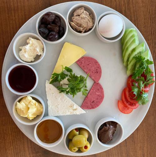 ArnavutköyにあるLavender Airport Hotelのさまざまな種類のチーズとディップが添えられた料理