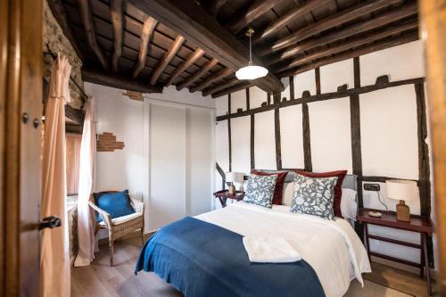 En eller flere senge i et værelse på Apartamentos Rurales Los Olivos en Candelario