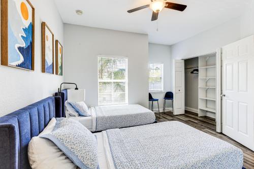 1 dormitorio con 2 camas y ventilador de techo en Tranquil Gainesville Gem with Lanai and Pool Access!, en Gainesville