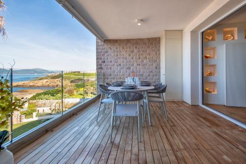 a dining room with a table and views of the ocean at The Fetch - Residenze Esclusive sull'Acqua in Alghero