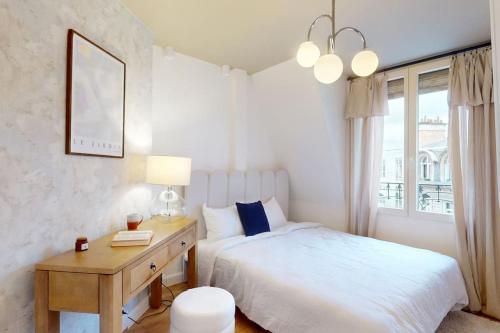 une chambre blanche avec un lit, un bureau et une fenêtre dans l'établissement Helsinki, appartement atypique, à Reims