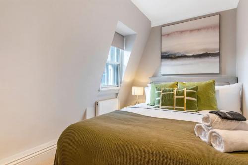 Un pat sau paturi într-o cameră la 3bdBond StrMayfair - Sleeps 7