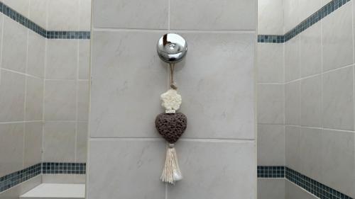 a tiled shower with a spoon and a tassel at Maison Ma Bohème, 250m de la mer in Cayeux-sur-Mer