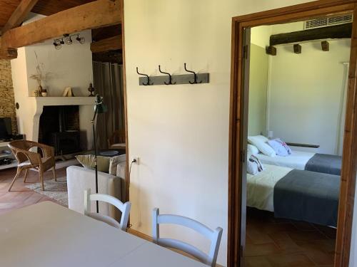 1 dormitorio con 2 camas y espejo en La Gersoise, en Estang