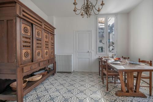une salle à manger avec une table et une grande armoire en bois dans l'établissement Parenthèse en famille et détente au Pouliguen, au Pouliguen