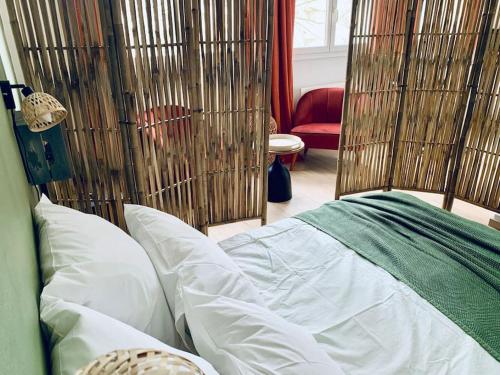 Ein Bett oder Betten in einem Zimmer der Unterkunft Ile verte entre CHU & vieille ville