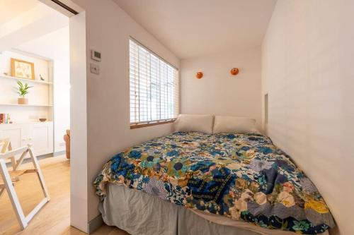 倫敦的住宿－Lovely self-contained basement studio with kitchen，一间卧室配有床,床上装有被子