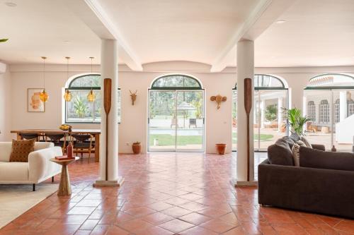 Fotografie z fotogalerie ubytování Lux villa near sea: pool, sauna, tennis v destinaci Corroios