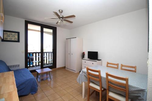 un salon avec une table et un lit dans l'établissement Appartement avec parking a 300m de la plage, à Canet