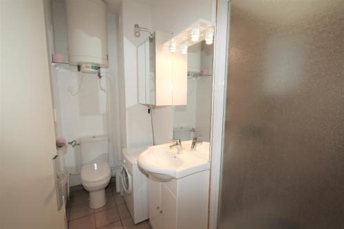 une salle de bain blanche avec un lavabo et des toilettes dans l'établissement Appartement avec parking a 300m de la plage, à Canet