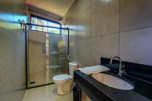 a bathroom with a sink and a toilet at Lua Branca_Recanto in Juiz de Fora