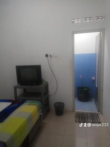 Ένα ή περισσότερα κρεβάτια σε δωμάτιο στο villa kamar puncak