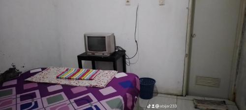 Μια τηλεόραση ή/και κέντρο ψυχαγωγίας στο villa kamar puncak
