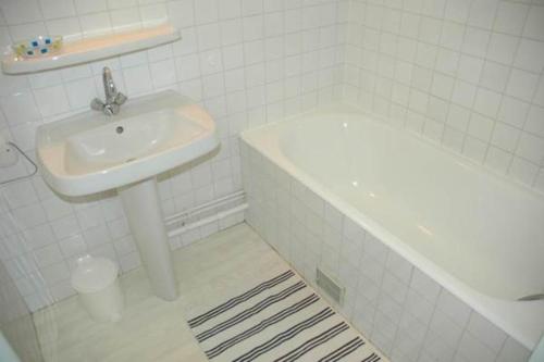 サン・ジャック・デ・ブラにあるLa Grange du Devezouのバスルーム(洗面台、トイレ、バスタブ付)