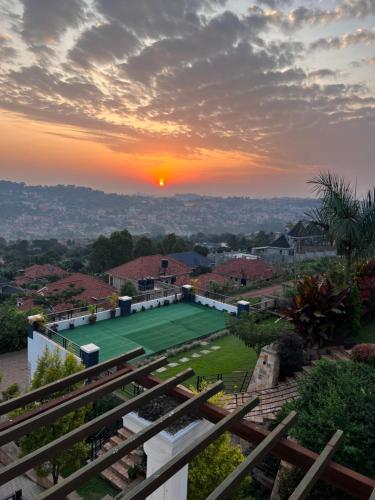 vista para um campo de ténis ao pôr-do-sol em Prayer Mountain Cove em Kampala