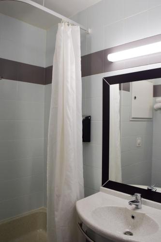 Koupelna v ubytování B&B HOTEL Aurillac Le Lioran
