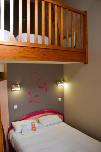 Postel nebo postele na pokoji v ubytování B&B HOTEL Aurillac Le Lioran