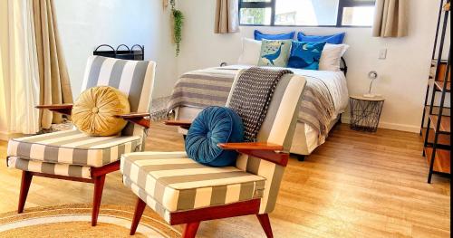 sypialnia z łóżkiem i 2 krzesłami w obiekcie Nautical @ Salt Shore Studios w mieście Hermanus