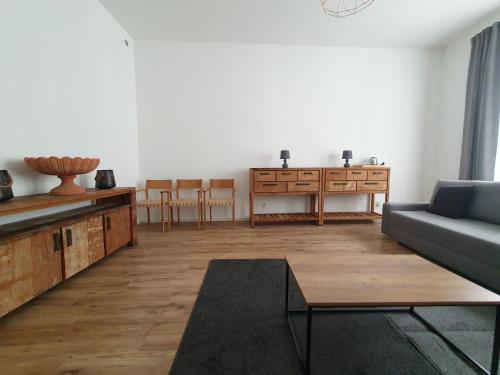 uma sala de estar com um sofá e uma mesa em WE STAY APARTMENTS em Bratislava