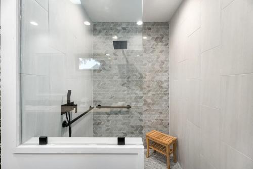 uma casa de banho com um chuveiro, uma banheira e um WC. em Petit Paradis Studio with hot tub em Fredericksburg