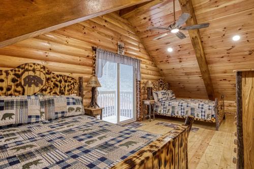 um quarto com 2 camas num chalé de madeira em A Playful Bears Cabin #312 em Newport