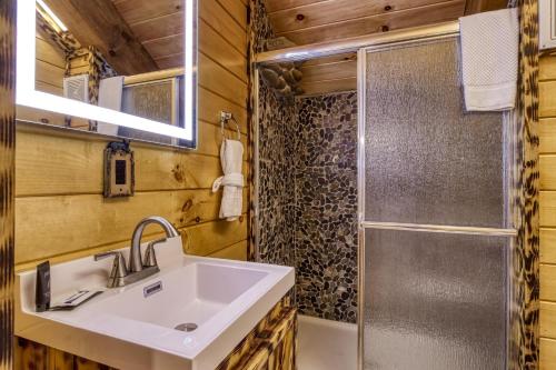 uma casa de banho com um lavatório e um chuveiro em A Playful Bears Cabin #312 em Newport
